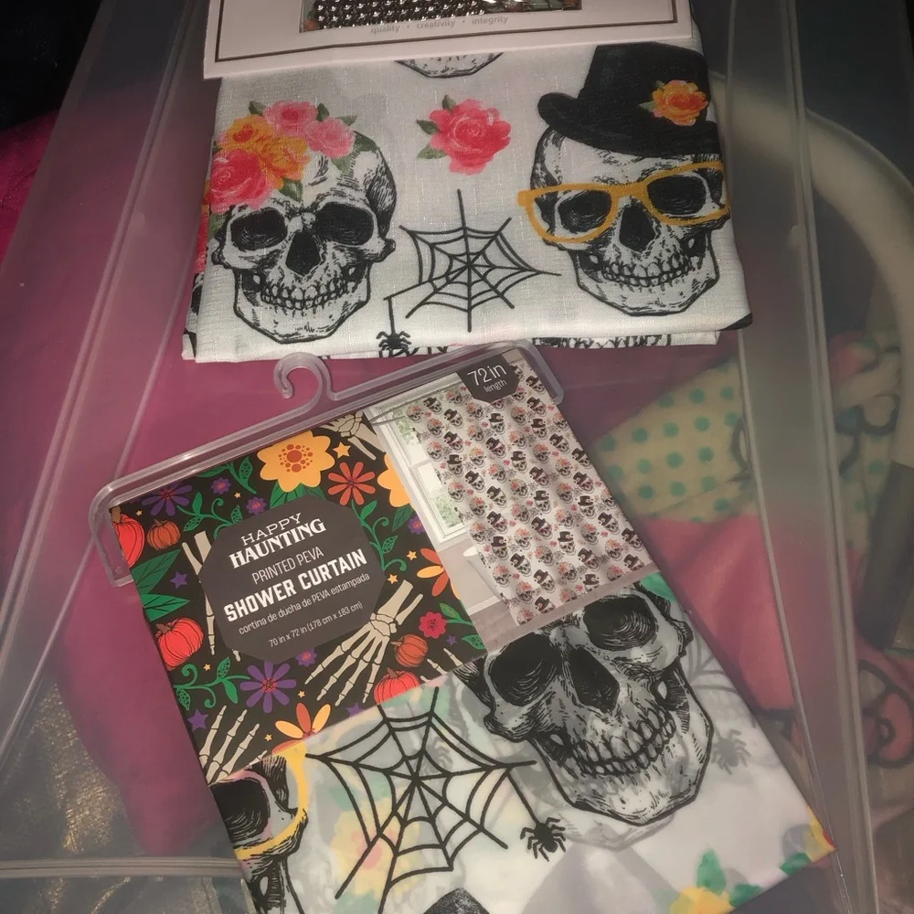💀 Skull shower curtain set with matching liner